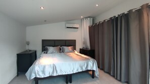 4 bedrooms, iron/ironing board, WiFi