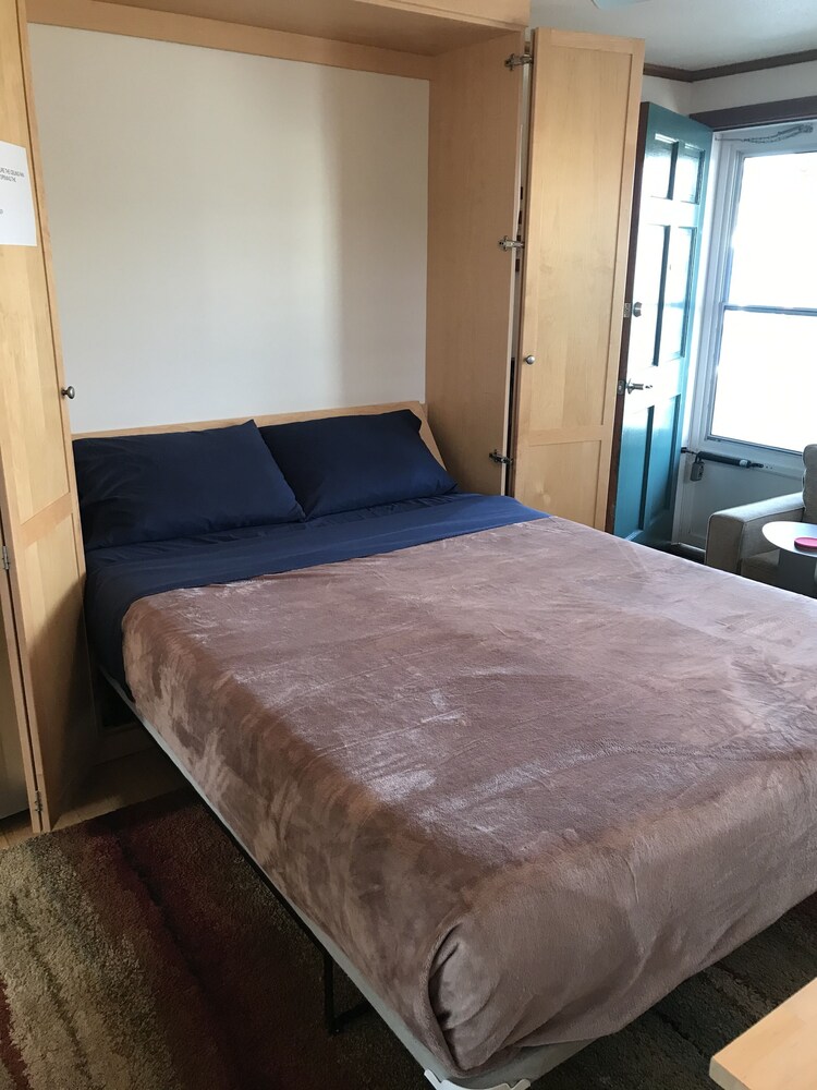 Perfect location, top floor, with parking Provincetown Vrbo