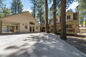 Front of property - Summit Mountain Lodge (Big Bear Lake)
