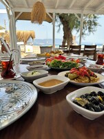 Desayuno con opciones de la cocina local incluido todos los días 