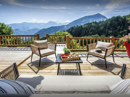 Terrasse/Patio. Chalet Bendo - mountain holiday retreat for 10 with spa - OVO Network