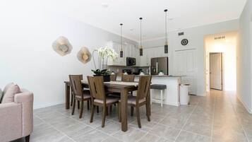 Exclusive Apartment | Dapur peribadi | Peti sejuk/penyejuk beku saiz penuh, ketuhar gelombang mikro, ketuhar