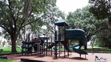 Exclusive House | In-room safe, individually decorated, individually furnished, desk