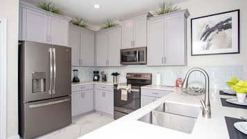 Casa exclusiva | Cocina privada | Refrigerador con congelador, microondas, horno y parrilla de estufa