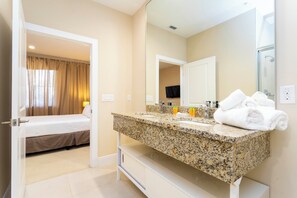 Exclusive House | Bathroom | Free toiletries, hair dryer, towels, soap