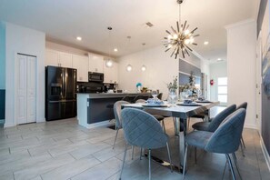 Full-sized fridge, microwave, oven, stovetop