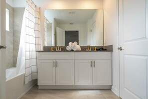 Rumah Eksklusif | Kamar mandi | Perlengkapan mandi gratis, pengering rambut, handuk, dan sabun