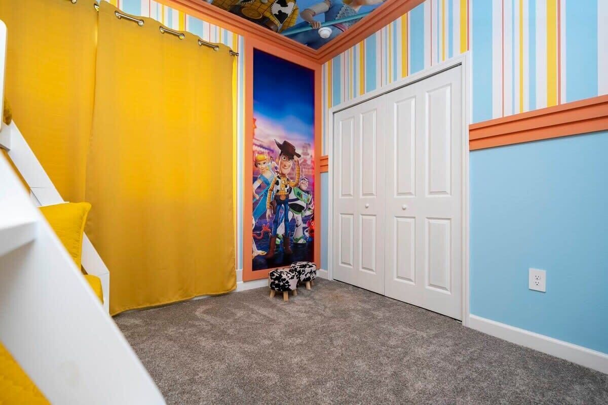 Een kamer met een gestreepte wand, een deur en een vloerbedekking.