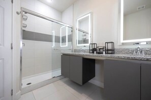 Nhà Exclusive | Phòng tắm | Đồ dùng nhà tắm miễn phí, máy sấy tóc, khăn tắm, xà phòng 
