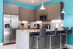 Maison Exclusive | Cuisine privée | Grand réfrigérateur, micro-ondes, four, plaque de cuisson