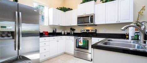 Exclusive House | Private kitchen | Full-size fridge, microwave, oven, stovetop