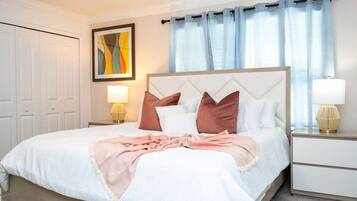 Exclusive House | In-room safe, individually decorated, individually furnished, desk