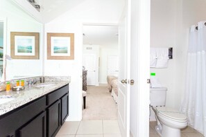 Ein Badezimmer mit Toilette, Waschbecken und Duschvorhang.