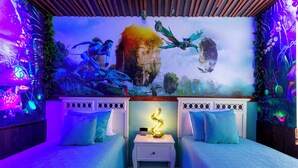 Een kamer met twee bedden, een nachtkastje en een muurschildering van een fantasielandschap.