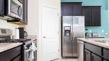 Exclusive House | Private kitchen | Full-size fridge, microwave, oven, stovetop