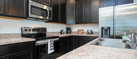 Exclusive House | Private kitchen | Full-size fridge, microwave, oven, stovetop