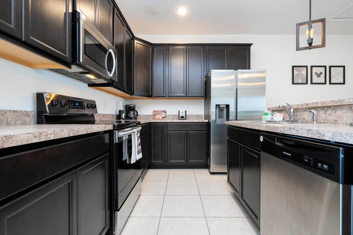Exclusive House | Private kitchen | Full-sized fridge, microwave, oven, stovetop