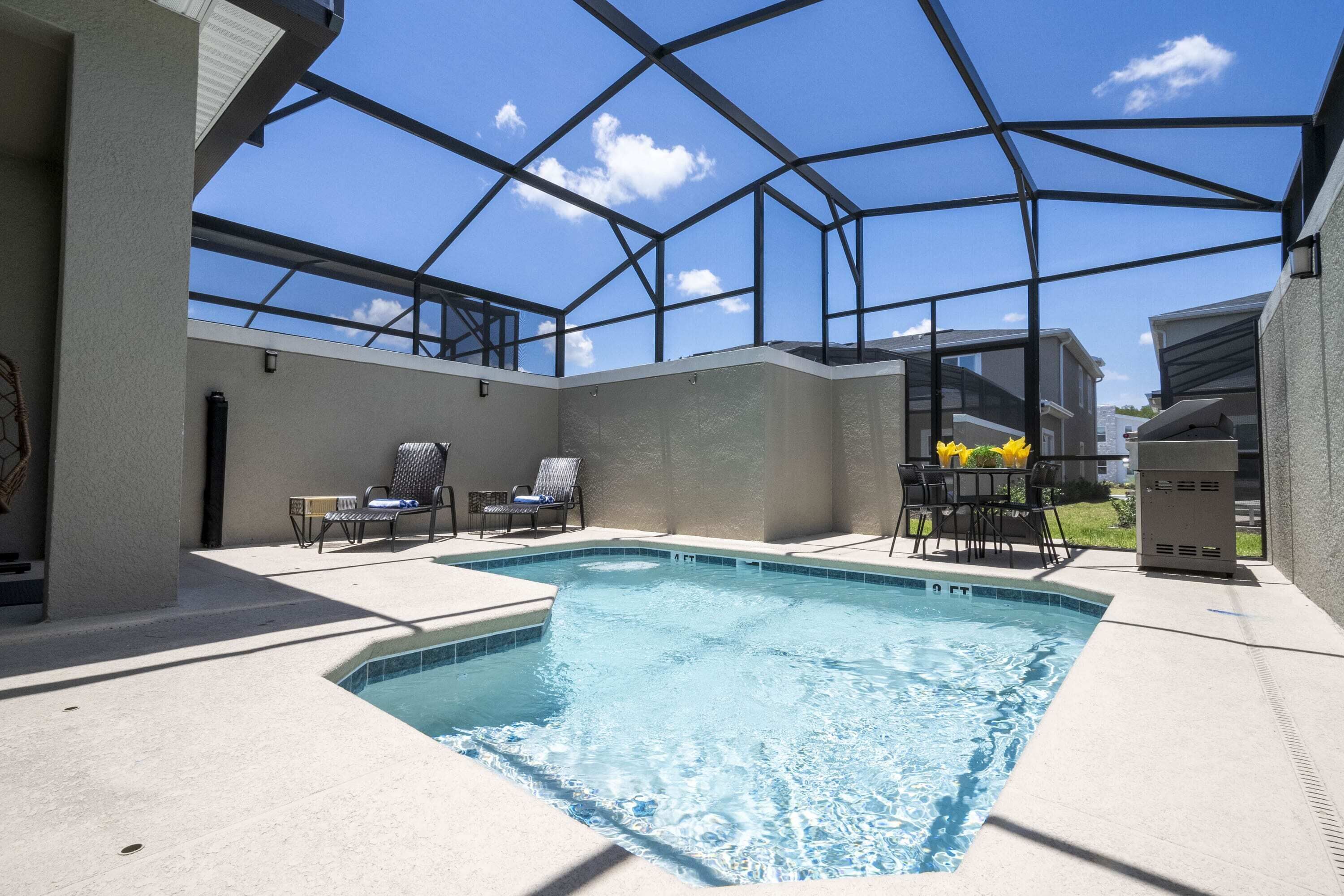 Outdoor pool, sun loungers, lifeguards on site