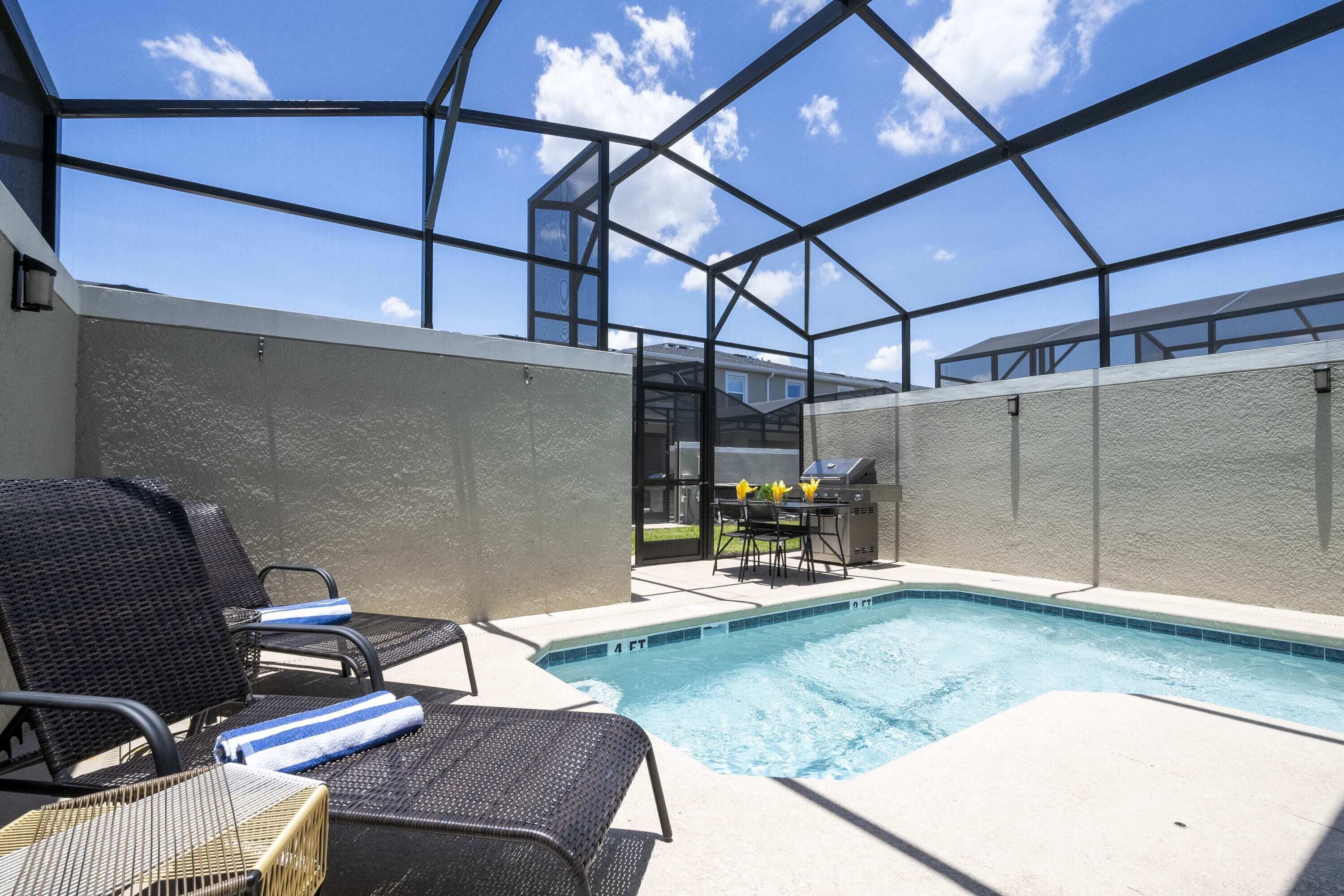 야외 수영장, 일광욕 의자, 시설 내 인명구조원