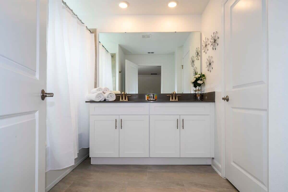 Exclusive House | Bathroom | Free toiletries, hair dryer, towels, soap
