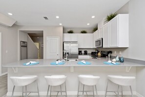 Full-size fridge, microwave, oven, stovetop