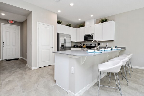 Full-size fridge, microwave, oven, stovetop - Stunning 4 Bd w/ GameRoom Close to Disney 5110 (Kissimmee)