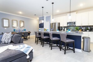 尊爵獨棟房屋 | 起居區 | 60-吋智慧型電視、有線頻道、Netflix、Hulu