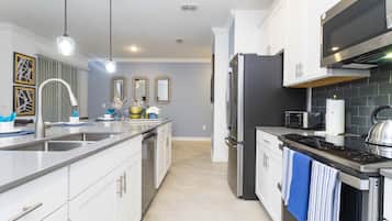 Exclusive House | Private kitchen | Full-size fridge, microwave, oven, stovetop