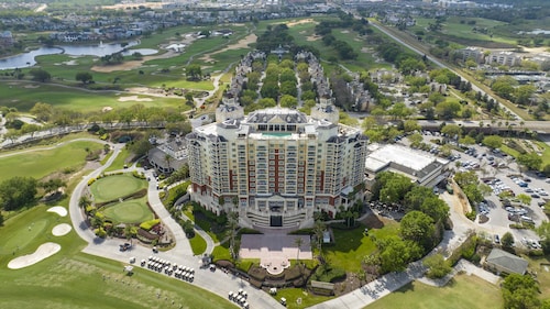 Stunning 5 Bd Home w/ Pool Close to Disney 7420