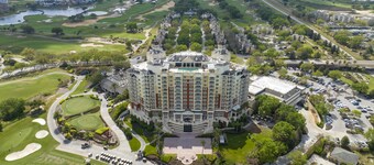 Stunning 5 Bd Home w/ Pool Close to Disney 7420