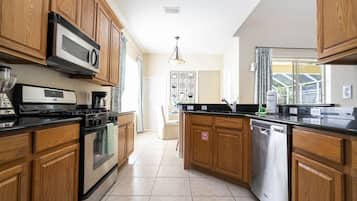 Exclusive House | Private kitchen | Full-sized fridge, microwave, oven, stovetop