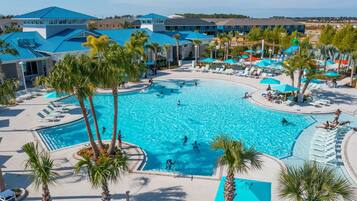 Kolam renang terbuka, kerusi lepak pantai, penyelamat di tapak hartanah