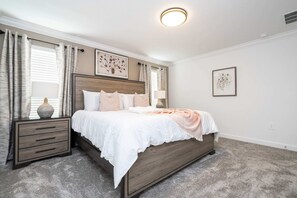 4 室のベッドルーム、セーフティボックス (室内)、客室ごとに異なる装飾、客室ごとに異なるインテリア