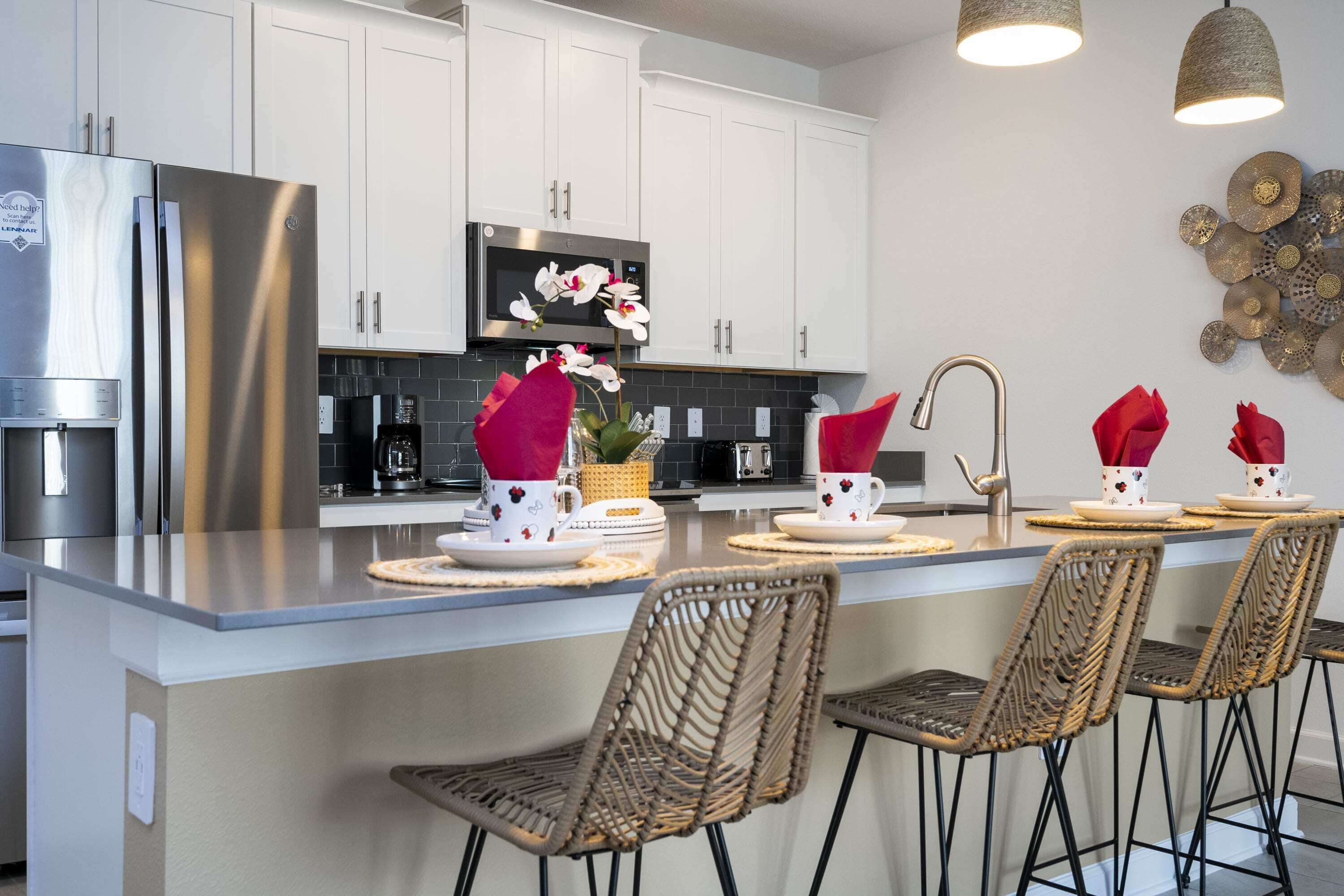 Full-sized fridge, microwave, oven, stovetop