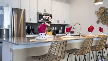 Full-sized fridge, microwave, oven, stovetop