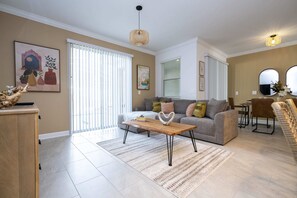 60 インチのスマートテレビ (ケーブル放送視聴可)、Netflix、Hulu