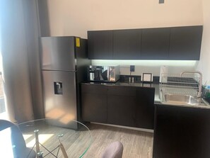 Refrigerador, microondas, horno y parrilla de estufa