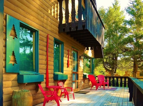 Outdoor dining. Sweet Chalet by the Lake!