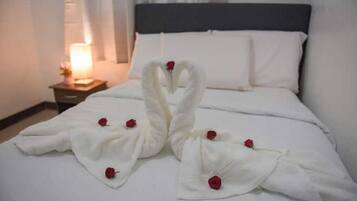 6 bedrooms, iron/ironing board, WiFi, bed sheets