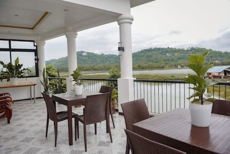 Outdoor dining. Whitehaus Bnb Bais