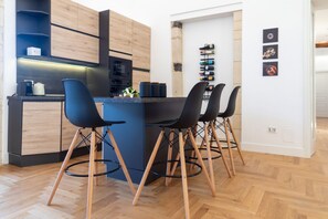 Kühlschrank, Mikrowelle, Herdplatte, Geschirrspüler