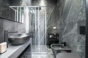 Bruser, hårtørrer, bidet, håndklæder