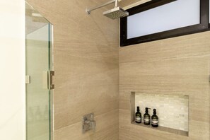 Douche, séchoir à cheveux, serviettes fournies, savon