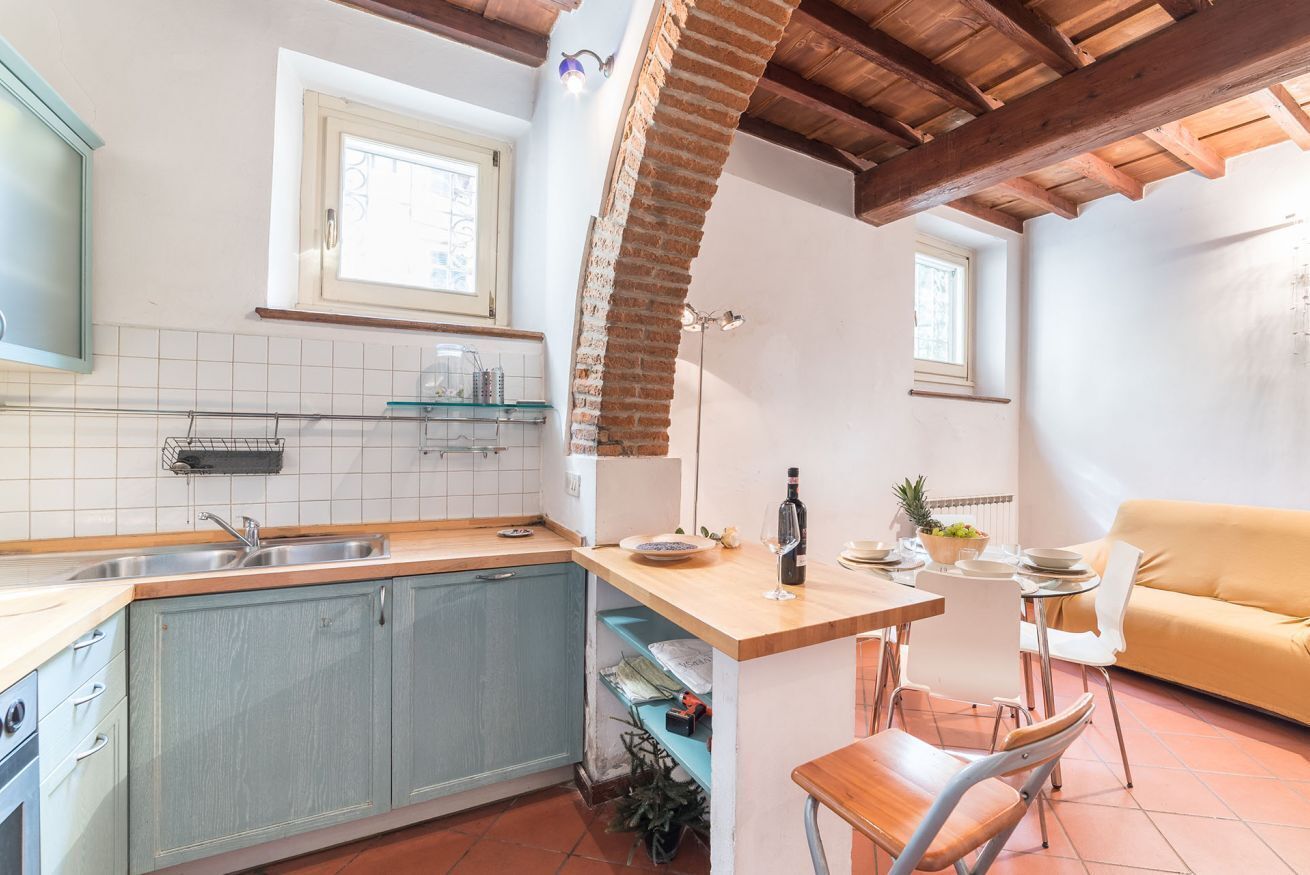 Kjøleskap, ovn, kokeplater og kjøkkenutstyr