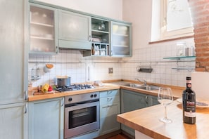 Jääkaappi, uuni, liesi, keittoastiat/astiat/ruokailuvälineet