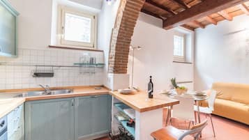 Kühlschrank, Ofen, Herdplatte, Kochgeschirr/Geschirr/Besteck