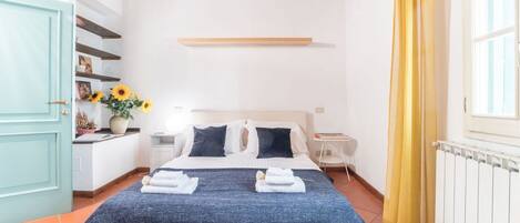 3 habitaciones, tabla de planchar con plancha y ropa de cama