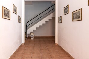 Interior - GuestHost - Apartment located on the second floor of a three-story building with no elevator.In 60 square meters of space it comfortably accommodates 6 people, with one double bedroom, one with two single beds and a sofa bed in the living room.The proper (Ferrara)