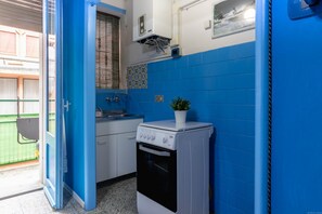 Private kitchen - GuestHost - Apartment located on the second floor of a three-story building with no elevator.In 60 square meters of space it comfortably accommodates 6 people, with one double bedroom, one with two single beds and a sofa bed in the living room.The proper (Ferrara)