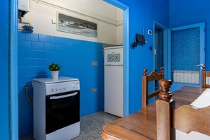 Private kitchen - GuestHost - Apartment located on the second floor of a three-story building with no elevator.In 60 square meters of space it comfortably accommodates 6 people, with one double bedroom, one with two single beds and a sofa bed in the living room.The proper (Ferrara)